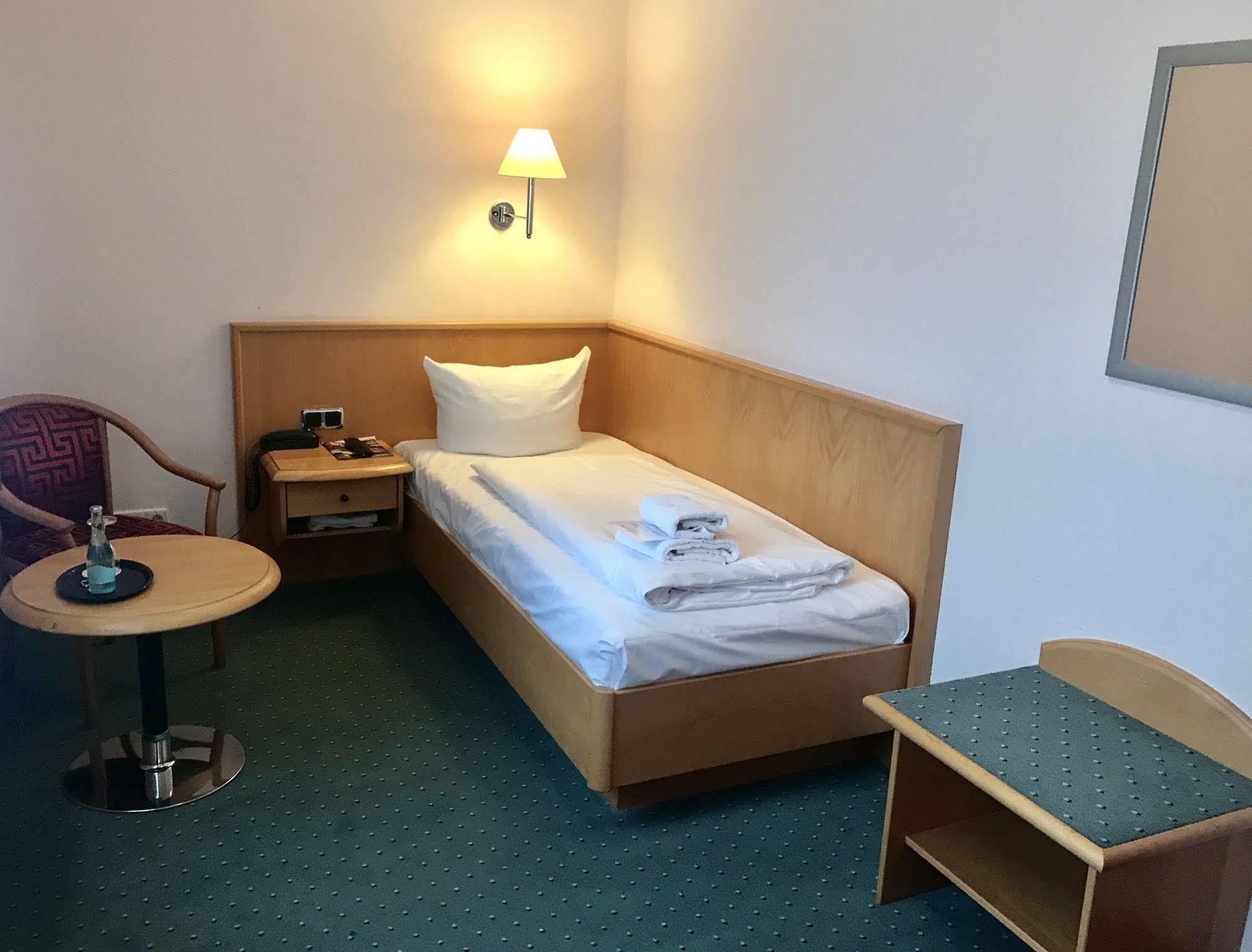 Hotel Berlin - Greenline Hotel Zossen Bagian luar foto